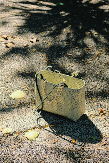 arawaraw tote in blue feather